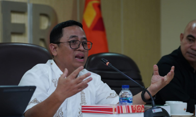 Anggota Bawaslu Puadi saat menjadi salah satu sumber dalam Diskusi Media bertema 'waspada tsunami politisasi bansos pada Pemilu 2024' di Media Center Bawaslu, Jakarta, Minggu (7/1/2024)