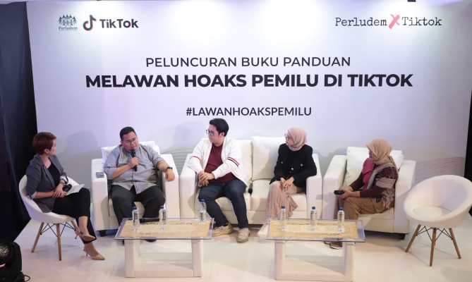 Ketua Bawaslu Rahmat Bagja (dua dari kiri) dalam forum Peluncuran Buku Panduan Melawan Hoaks Pemilu di Jakarta, Jumat (19/1/2024)