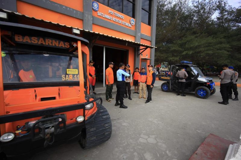 Personel dan kendaraan taktis disiagakan untuk merspons situasi darurat sejumlah pantai di wilayah Provinsi Yogyakarta. (BNPB)