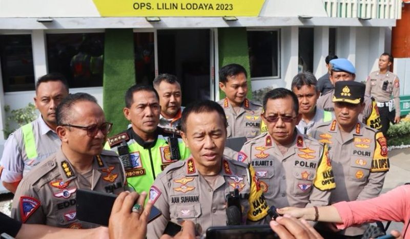 Korlantas Polri, Irjen Pol Dr Drs Aan Suhanan meninjau langsung arus balik libur Tahun Baru 2024 di Pos Terpadu Operasi Lilin Lodaya 2023 Polresta Cirebon di Gerbang Tol Palimanan, Gempol, Senin (1/1/24)