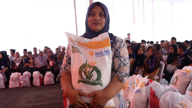 Salah satu warga yang mendapat bantuan pangan berupa beras yang disalurkan oleh BULOG