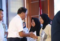 EVP of Corporate Secretary PT KAI (Persero) Raden Agus Dwinanto Budiadji saat memberikan santunan bagi ahli waris korban insiden tabrakan KA Turangga - Commuter Line Bandung Raya