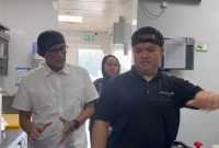 Menparekraf Sandiaga Uno mencicipi nasi goreng yang merupakan salah satu menu andalan khas Indonesia dari Restoran Haryanto di Nad Al Sheba, Dubai, Sabtu (6/1/2024)