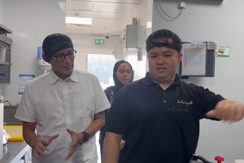 Menparekraf Sandiaga Uno mencicipi nasi goreng yang merupakan salah satu menu andalan khas Indonesia dari Restoran Haryanto di Nad Al Sheba, Dubai, Sabtu (6/1/2024)