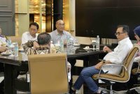 Menteri Perhubungan Budi Karya Sumadi menggelar rapat koordinasi bidang perkeretaapian di Stasiun Surabaya Gubeng, Jawa Timur, Minggu (21/1)