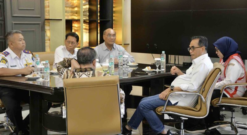 Menteri Perhubungan Budi Karya Sumadi menggelar rapat koordinasi bidang perkeretaapian di Stasiun Surabaya Gubeng, Jawa Timur, Minggu (21/1)