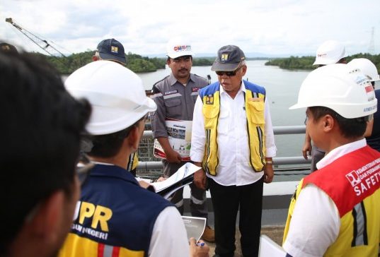 Menteri PUPR Basuki Hadimuljono meninjau jaringan jalan menuju Ibu Kota Nusantara (IKN), Kamis (18/1/2024