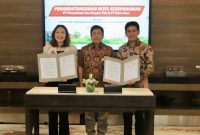 Direktur Sales dan Operasi PGN Ratih Esti Prihatini dan Direktur Properti PT Patra Jasa Whisnu Bahriansyah berfoto bersama usai penandatanganan MoU