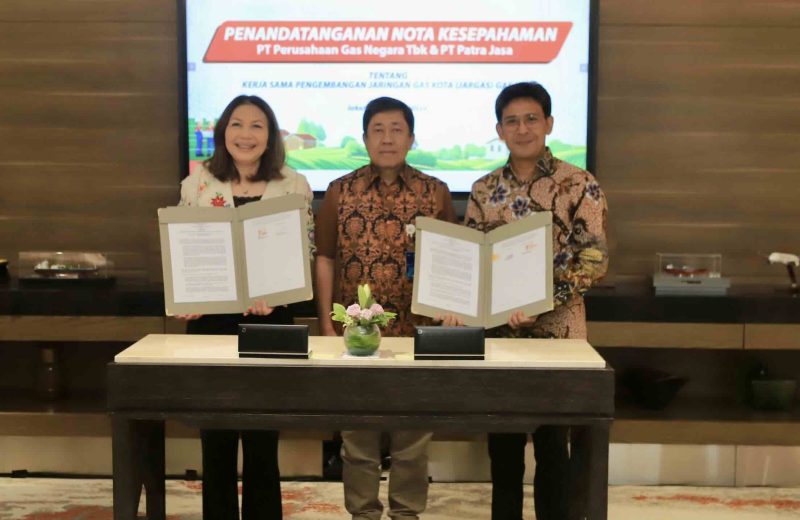 Direktur Sales dan Operasi PGN Ratih Esti Prihatini dan Direktur Properti PT Patra Jasa Whisnu Bahriansyah berfoto bersama usai penandatanganan MoU