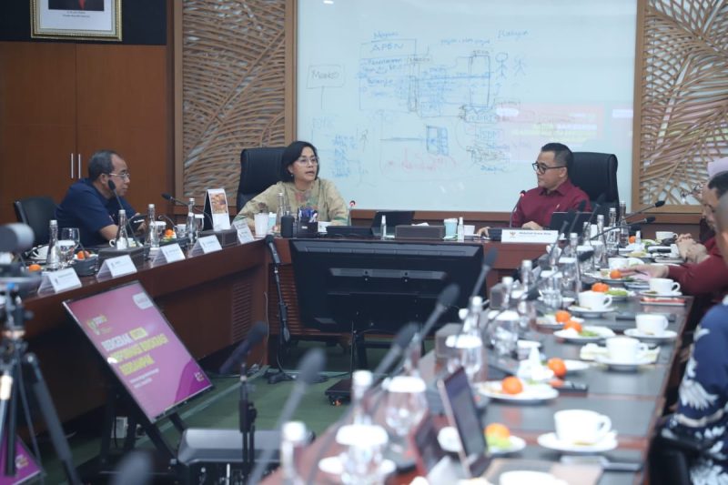Menteri Pendayagunaan Aparatur Negara dan Reformasi Birokrasi (PANRB) Abdullah Azwar Anas dalam pertemuan dengan Menteri Keuangan Sri Mulyani Indrawati