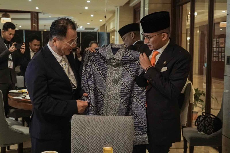 Menparekraf Sandiaga Uno bersama Director of the Regional Department for Asia and the Pacific at UN Tourism Harry Hwang, di sela rangkaian kegiatan