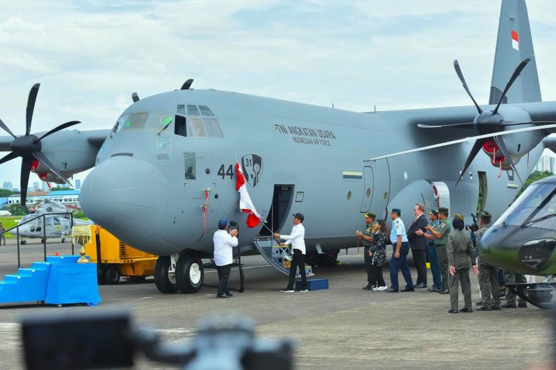   Presiden Jokowi menyaksikan penyerahan pesawat C-130J Super Hercules dari Kemhan ke TNI AU, di Pangkalan TNI AU Halim Perdanakusuma, Jakarta, Rabu (24/01/2024). (Foto: Humas Setkab)