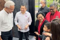 etua Umum PDI Perjuangan Megawati Soekarnoputri dan capres Ganjar Pranowo usai menghadiri rapat rutin TPN Ganjar-Mahfud 