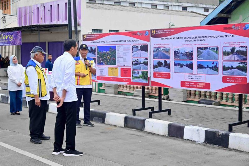 Presiden Jokowi meninjau ruas Jalan Surakarta-Gemolong (Sragen)-Purwodadi di Desa Ngandul, Kabupaten Sragen, Jawa Tengah, Selasa (23/01/2024) (Foto: BPMI Setpres)
