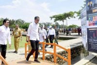 Presiden RI Joko Widodo bersama para kepala desa se-Kabupaten Banjarnegara, yang digelar di Desa Pagak, Kabupaten Banjarnegara, Provinsi Jawa Tengah