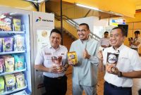 Vending machine dengan produk-produk UMKM telah hadir di stasiun-stasiun kereta di Jakarta. (DOK.Kementerian BUMN)