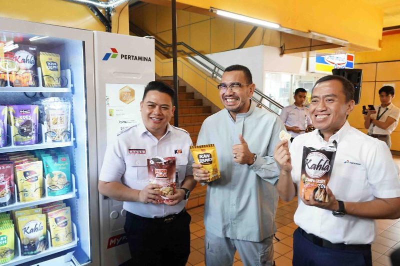 Vending machine dengan produk-produk UMKM telah hadir di stasiun-stasiun kereta di Jakarta. (DOK.Kementerian BUMN)
