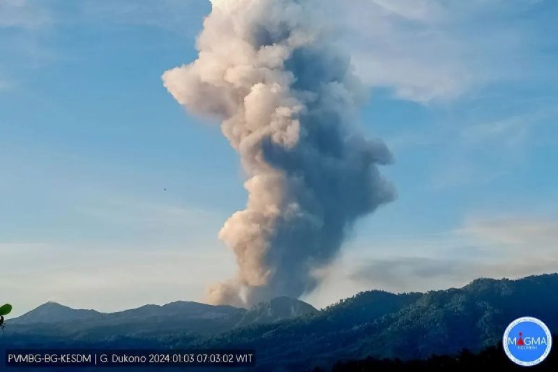 PVMBG  melaporkan telah terjadi letusan pada Gunung Dukono di Maluku Utara yang melontarkan abu vulkanik setinggi lebih kurang 4.000 meter