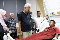 Calon presiden RI Ganjar Pranowo saat mengunjungi korban penganiayaan oleh sejumlah oknum TNI di Boyolali, Jawa Tengah