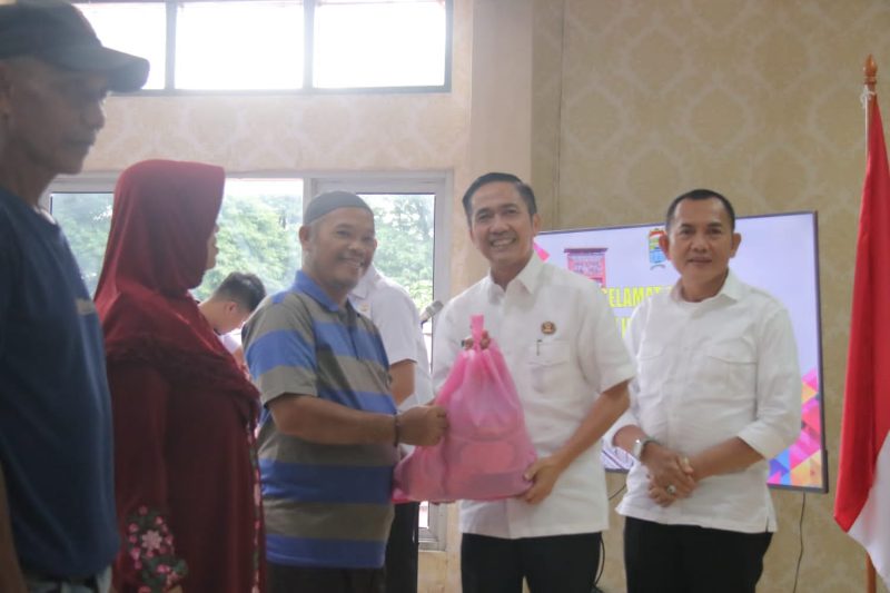 Sebanyak 100 paket sembilan bahan pokok [Sembako] dibagikan Penjabat [PJ] Walikota Ratu Dewa didampingi Pj Sekda Gunawan kepada warga yang membutuhkan, Rabu 3 Januari 2024.