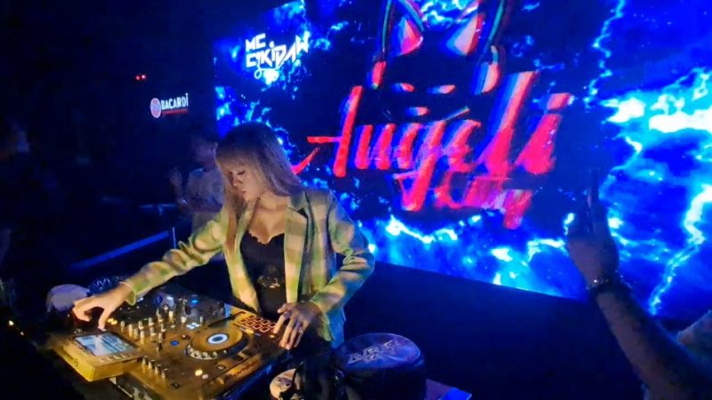 Penampilan DJ Angeli Kitty di Kenzo Live Rajawali Resto & Singing Hall Palembang pada Rabu malam [4/1/2024]. [Foto: WIDEAZONE.com-Edi Hasan]