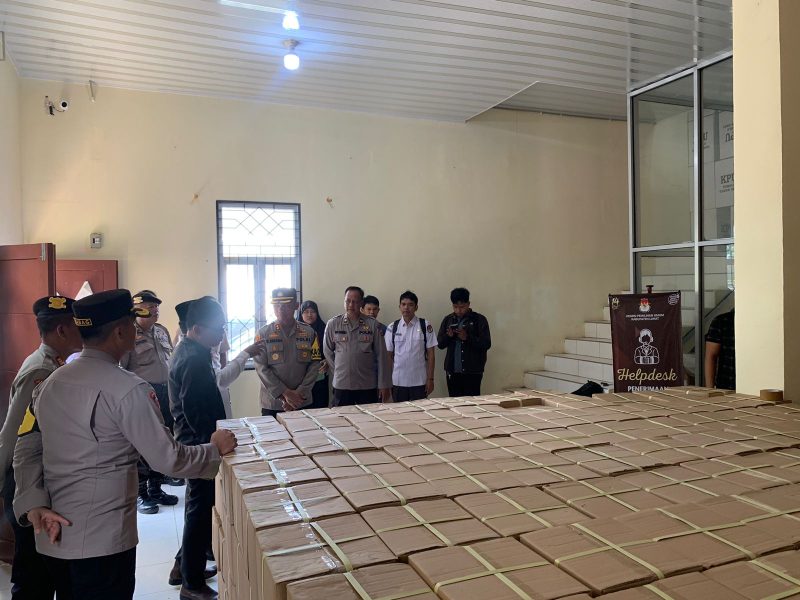 Kapolres AKBP God Parlasro Sinsitor Sinaga SH SIK MH meninjau langsung pelaksanaan pelipatan surat suara Pemilu 2024 di kantor KPU Kabupaten Lahat, Senin 8 Januari 2024.