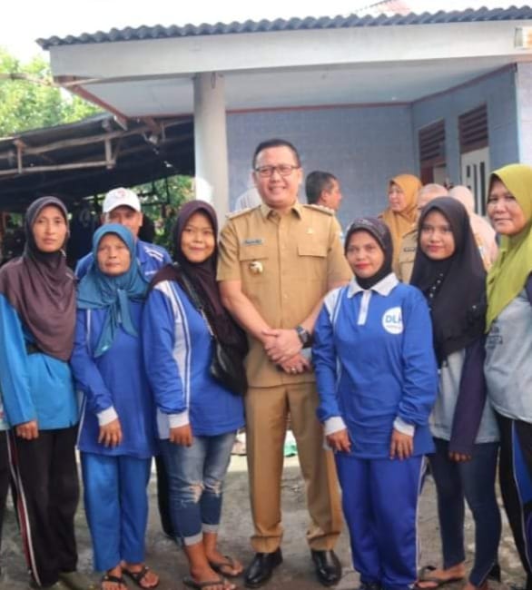 Respon cepat PJ Bupati Lahat Muhammad Farid menyambangi honorer petugas kebersihan DLH Dian [31] yang tengah hamil tua.