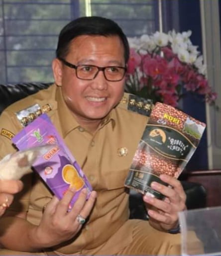 PJ Bupati Muhammad Farid SSTP MSi menunjukkan hasil dari produk UMKM.