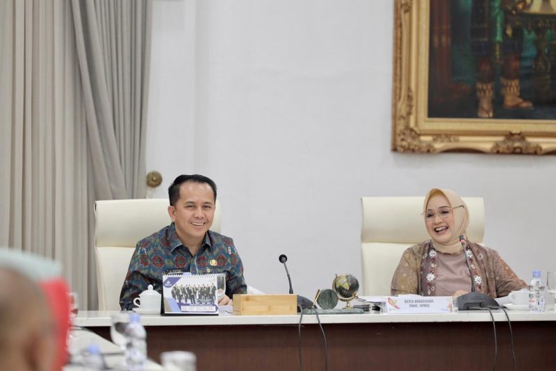 PJ Gubernur Sumsel Agus Fatoni dalam rapat  pemantapan persiapan Rapat Kerja Daerah (Rakerda) Dekranasda Provinsi Sumsel di Griya Agung, Palembang, Sumatera Selatan, Kamis (11/1/2024).