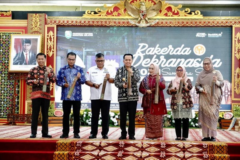 Penjabat (PJ) Gubernur Sumatera Selatan (Sumsel) Agus Fatoni bersama Pj Ketua Dewan Kerajinan Nasional Daerah (Dekranasda) Sumsel Tyas Fatoni membuka Rapat Kerja Daerah (Rakerda) Dekranasda Sumsel Tahun 2024.