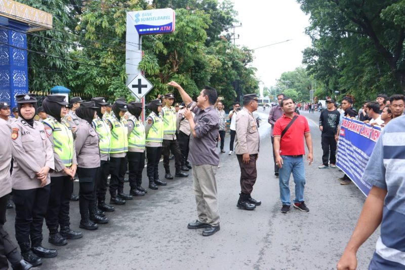 Aksi demontrasi Aliansi Rakyat Lahat Menggugat [ARLM] di halaman Kantor Bupati Lahat mendapat pengawalan ketat dari aparat Kepolisian. ARLM menuntut pembatalan pelantikan PJS Kades di Kabupaten Lahat, karena dinilai tidak prosedural.