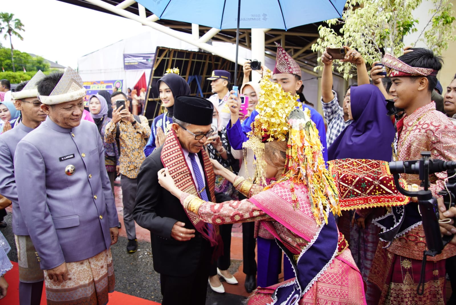 Bupati dan Wakil Bupati OKU Timur Ir H Lanosin MT dan HM Adi Nugraha Purna Yudha SH bersama Sekda Provinsi Sumsel SA Supriono menghadiri Rapat Paripurna ke-47 DPRD Kabupaten OKU Timur Masa Sidang II Tahun 2024 Dalam Rangka Peringatan Hari Jadi ke-20 Kabupaten OKU Timur. Rabu 17 Januari 2024.