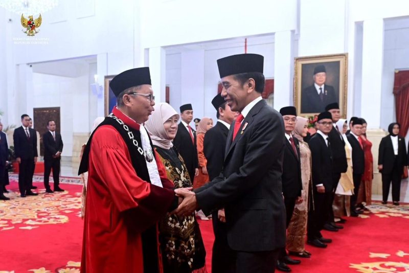 Hari ini, Arsul Sani mengucapkan sumpah sebagai Hakim Mahkamah Konstitusi [MK], disaksikan langsung Presiden Joko Widodo [Jokowi] di Istana Negara Jakarta, Kamis 18 Januari 2024.