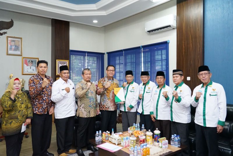 PJ Bupati Muhammad Farid SSTP kala menerima audiensi Ketua Baznas Lahat KH Hamdi Arsal, Wakil Ketua [Waka] 1 KH Nasir Syakni, Waka 2 KH M Rusli Mansur, Waka 3 KH Khaidir Rusmi, Waka 4 H. Hasnul Basri pada Jumat 19 Januari 2024.