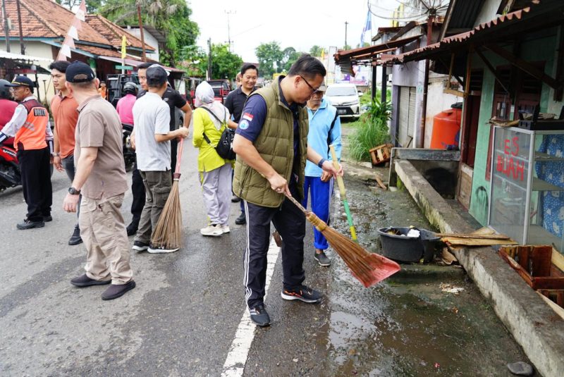 PJ Bupati Muhammad Farid SSTP MSi melakukan gotong royong bersama warga kelurahan Bandar Agung Lahat pada Jumat 19 Januari 2024. 
