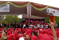 Meski diguyur hujan sejak pagi, ribuan pendukung Calon Presiden-Wakil Presiden [Capres-cawapres] Ganjar-Mahfud di Kabupaten OKU Timur tetap antusias kala mendeklarasikan dukungannya dengan salam tiga jari.