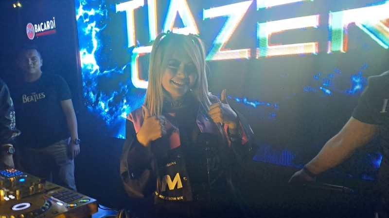 DJ Tia Gazer kala tampil menghentakkan musiknya di Kenzo Live Rajawali Resto & Singing pada 17 Januari 2024.