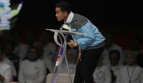 Tingkah Cawapres Nomo Urut 2 Gibran Rakabuming Raka kala Debar Cawapres Minggu malam, 21 Januari 2024.