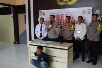 Kapolres Lahat AKBP God Parlasro Sinsitor Sinaga SH SIK MH memberikan keterangan terkait penangkapan tersangka Hegler Penalosa yang melakukan tindak penganiayaan berat terhadap korbannya Nata Biro Hiri.