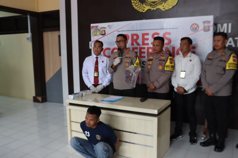 Kapolres Lahat AKBP God Parlasro Sinsitor Sinaga SH SIK MH memberikan keterangan terkait penangkapan tersangka Hegler Penalosa yang melakukan tindak penganiayaan berat terhadap korbannya Nata Biro Hiri.