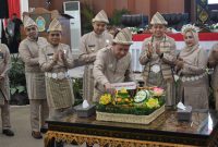 Usai Paripurna HUT ke -20, Ketua DPRD Ogan Ilir Suharto langsung melakukan pemotongan Nasi Tumpeng pertama. 
