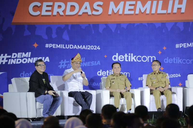 Menkominfo didampingi PJ Gubernur Sumsel Agus Fatoni, PJ Walikota Palembang Ratu Dewa memberikan sosialisasi Dikpol bagi Ribuan Pelajar di Sumsel