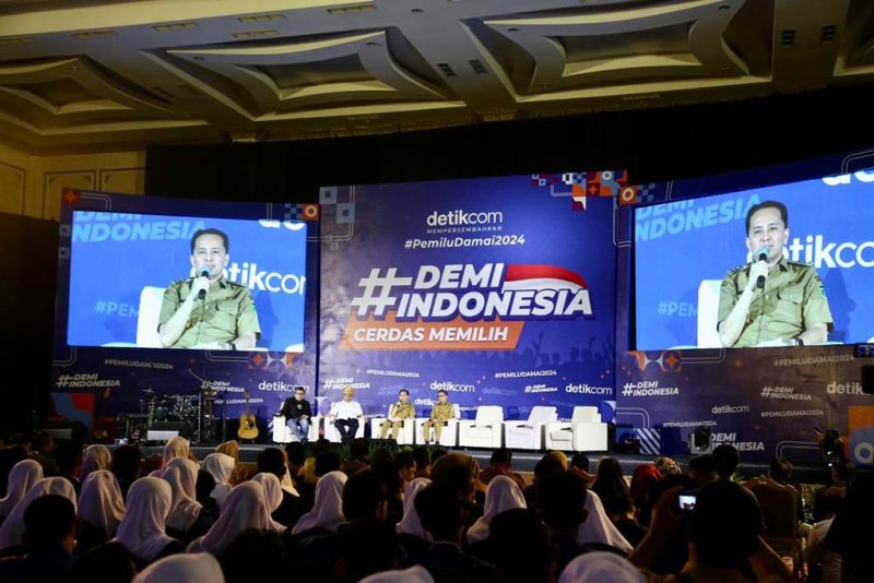 PJ Gubernur Agus Fatoni saat memberikan sosialisasi bagi ribuan pelajar SMA-SMK [Pemilih Pemula] di Sumsel dalam menggunakan hak pilih di Pemilu 14 Februari mendatang.