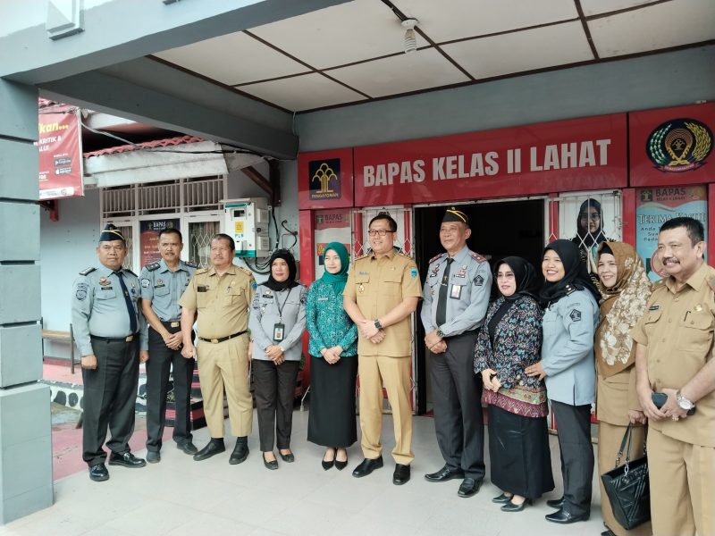 Penjabat [PJ] Bupati Muhammad Farid SSTP MSi didampingi PJ Ketua Tim Penggerak PKK Kabupaten Lahat Adhitya Trinia Apriliani SSTP MSi dan Kepala OPD terkait melakukan kunjungan kerja [Kunker] sekaligus meninjau langsung Balai Pemasyarakatan [Bapas] Kelas II Lahat, Selasa 23 Januari 2024.
