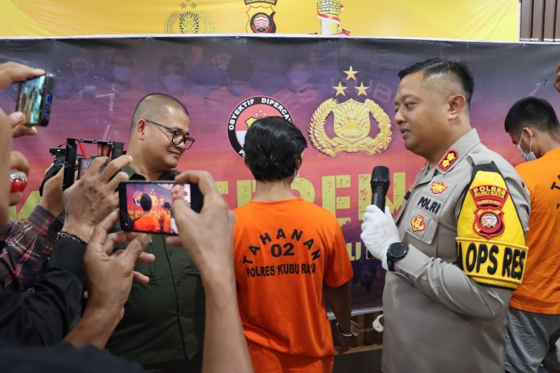 Kapolres AKBP Wahyu Jati Wibowo SIK SH MH dalam keterangan dengan awak jurnalis di Mapolres Kubu Raya, Jalan Mayor Alianyang Desa Durian Kecamatan Se'i Ambawang, Kalbar, Selasa 23 Januari 2024.