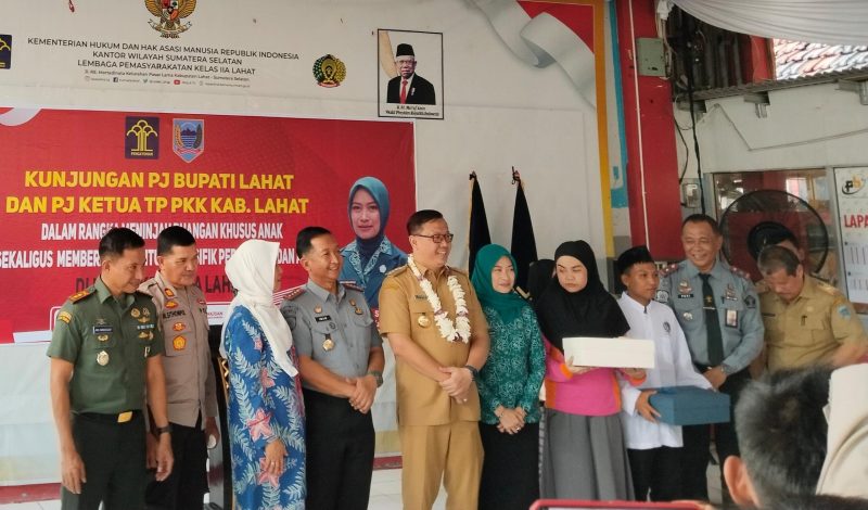 Selepas kunjungan kerja [Kunker] di Balai Pemasyarakatan kelas II Lahat pada Selasa [23/01/24], Penjabat [PJ] Bupati Muhammad Farid langsung bertolak ke Lembaga Pemasyarakatan [Lapas] kelas IIA di Kabupaten Lahat.