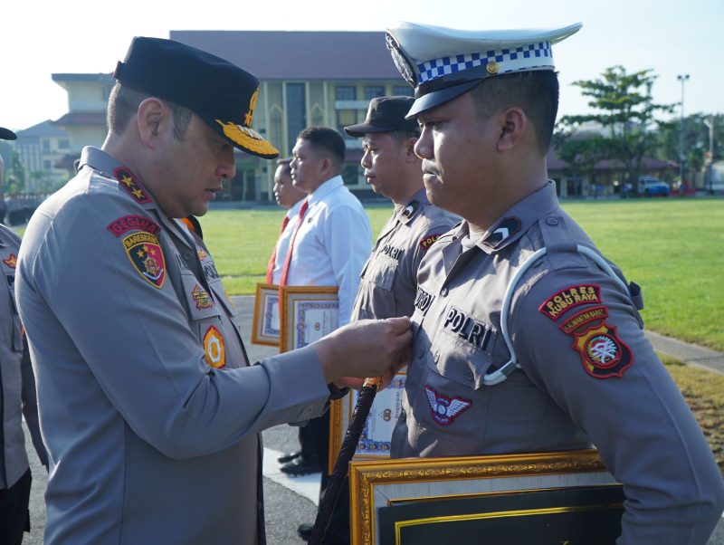 Kapolda Kalbar Irjen Pol Pipit Rismanto SIK MH menyempatkan PIN Emas dari Kapolri kepada dua personelnya, Bripda Novandro dan Bripka Isa pada Rabu 24 Januari 2024.