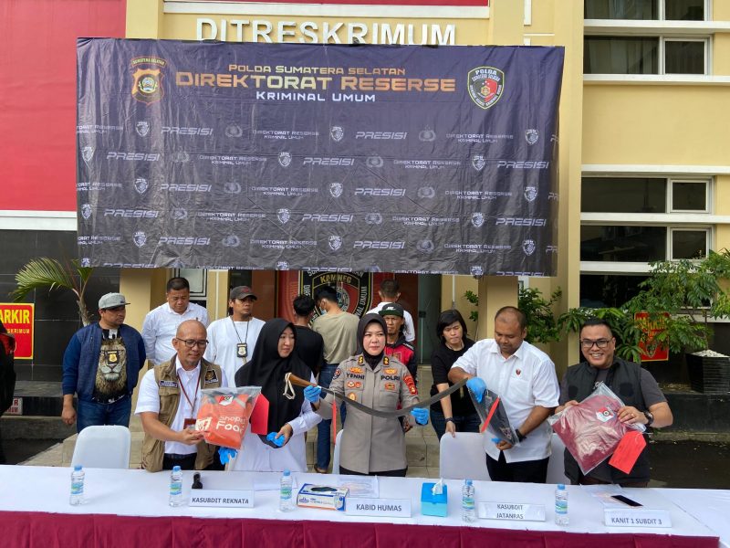 Kasubbid Penmas AKBP Yenni Diarty SIK didampingi Kasubdit III Jatanras Ditreskrimum Polda Sumsel Kompol Yunar Hotman Parulian Sirait kala memberikan keterangan terkait tiga pelaku aksi Tawuran di Jalan Silaberanti yang diamankan.