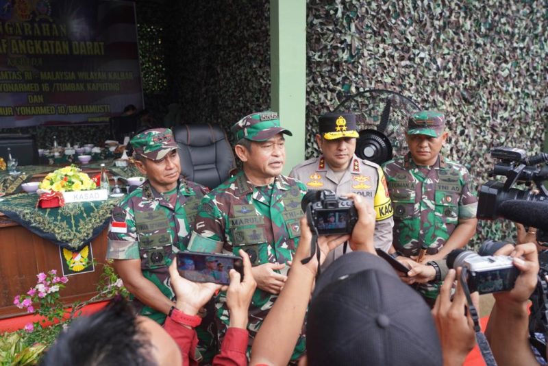 Kasad Jenderal Maruli Tinjau Perbatasan Indonesia-Malaysia Didampingi Pangdam Tanjungpura dan Kapolda Kalbar