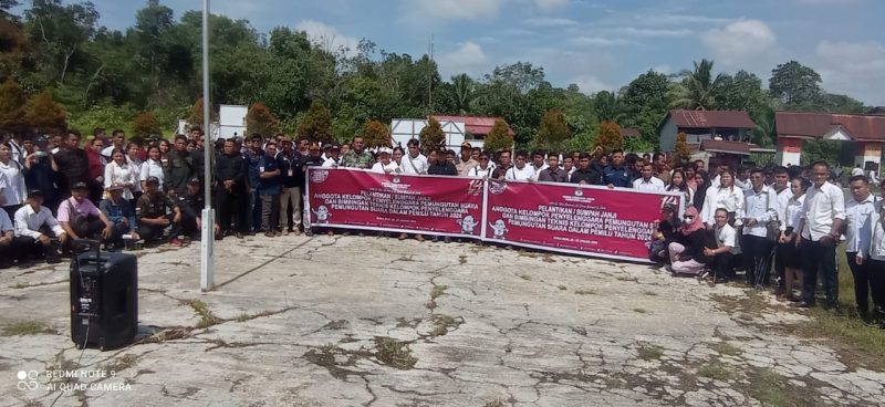 Kapolsek Kuala Behe IPTU Zulianto kala menghadiri pelantikan 434 Kelompok Penyelenggara Pemungutan Suara [KPPS] Kecamatan Kuala Behe Kabupaten Landak, yang dilaksanakan di halaman Kantor Camat Kuala Behe, Kamis 25 Januari 2024.